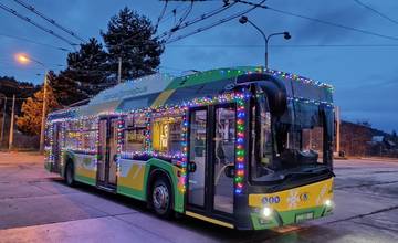 Od dnešného dňa rozžiari ulice Žiliny vianočný trolejbus