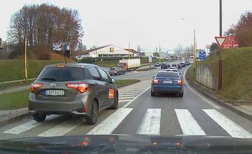VIDEO: Vodič donáškovej služby nebezpečne obiehal cez čiary kolónu na Mostnej ulici v Žiline