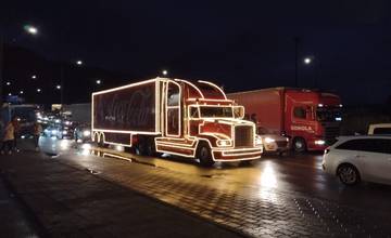 Do Žiliny prichádza žiarivý Coca-Cola kamión, aktuálne stojí v kolóne pred križovatkou na Košickej ulici