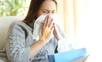 Počet chorých na chrípku a akútne respiračné ochorenia stúpa, niektoré školy prerušili výuku
