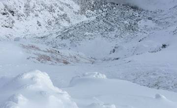 Na horách začína sezóna lavín, snehová pokrývka dosahuje na niektorých miestach vyše pol metra