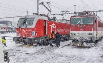 Vlaky smerujúce do Bratislavy cez Žilinu enormne meškajú. ZSSK bojuje s následkami sneženia v Košiciach