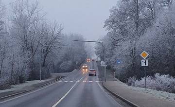 Vodiči upozorňujú na klzké cesty v Žiline a okolí. Kvôli poľadovici skončilo už niekoľko áut mimo vozovky