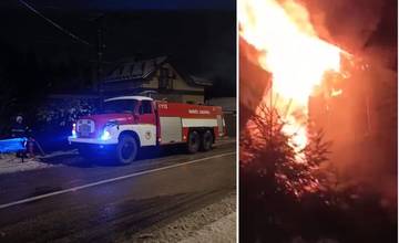 Rozsiahly požiar chaty v Ružomberku likvidovali profesionálni i dobrovoľní hasiči takmer tri hodiny