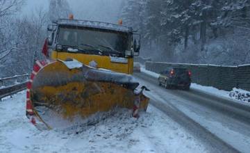 Výdatné sneženie skomplikovalo dopravu v celom kraji. Aké sú lehoty pre sprejazdnenie ciest v správe ŽSK? 