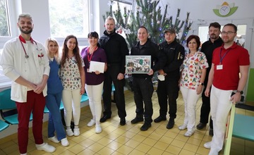 Policajti venovali detskému oddeleniu žilinskej nemocnice 550 eur, financie budú použité na nové vybavenie