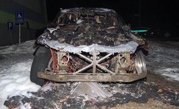 VIDEO: Počas noci došlo v Čadci k požiaru ďalšieho auta, tentokrát oheň úplne zničil vozidlo značky Mercedes Benz 