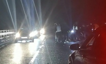 VIDEO: Na cestu pri Ružomberku sa zosunuli kamene. Ľudia ich spoločnými silami odniesli mimo vozovky