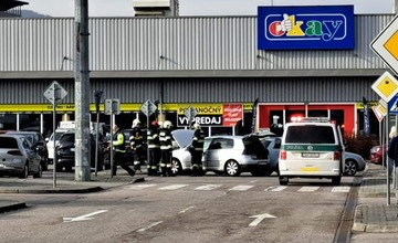 Na parkovisku pred Tescom v Žiline sa zrazili dve autá, pri nehode došlo ku zraneniam