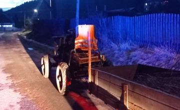 Traktorista v Dlhom Poli viedol doma vyrobené vozidlo opitý, na cestu si svietil mobilom. Nafúkal 2 promile