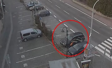 VIDEO: Vodič čierneho Mercedesu odrezal papuču na aute karbobrúskou, hrozí mu päť rokov väzenia