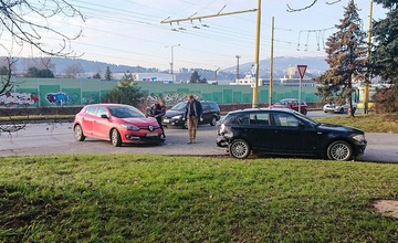 Na Solinkách sa zrazili dve vozidlá, na vozovke ostalo množstvo črepín