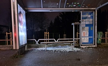 Rozbité žilinské zastávky opravia v januári, iný materiál prístreškov by vandalov podľa mesta neodradil