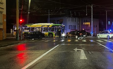 Počas silvestrovského večera sa na frekventovanej križovatke v Žiline zrazili dve osobné autá