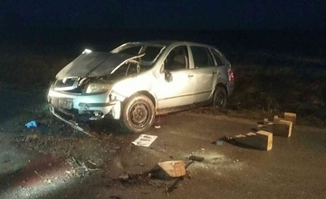 Po nehode v obci Rudina ostala v aute zakliesnená jedna osoba, cestu museli na dve hodiny úplne uzavrieť