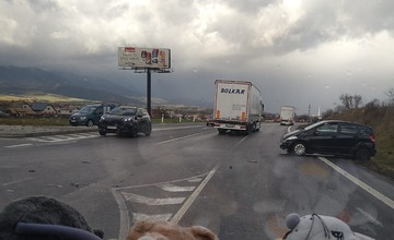 Na hlavnej križovatke v obci Príbovce sa zrazili dve vozidlá, na cestu unikli prevádzkové kvapaliny