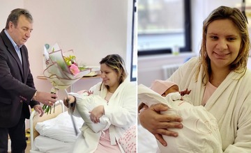 Prvé novoročné dieťatko v liptovskej nemocnici navštívil primátor s finančným darom a kvetinami