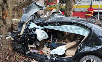 FOTO: V Lietave došlo ráno k tragickej nehode, 54-ročný vodič neprežil náraz do stromu
