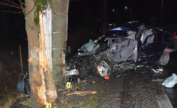 Na Kysuciach došlo v noci k tragickej nehode, 28-ročný vodič zrážku so stromom neprežil