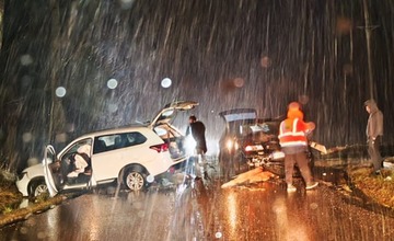 Spadnutý strom vo Veľkom Rovnom spôsobil dopravnú nehodu dvoch vozidiel, cesta je stále neprejazdná