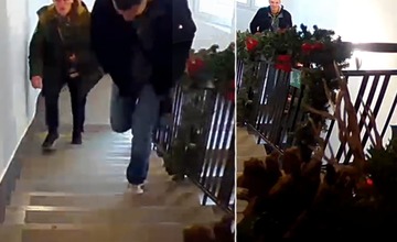 VIDEO: Dvaja muži ukradli bezpečnostnú kameru z vchodu v Žiline, ktorá zachytila ich podozrivé správanie