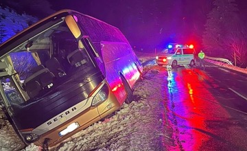 FOTO: Vodič havarovaného autobusu na Liptove zabránil tragédii, dnes sa ďalší autobus zrazil s kamiónom
