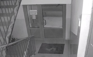 VIDEO: Bezpečnostná kamera zachytila muža, ktorý sa v noci pokúšal vniknúť do vchodu na Hlinách