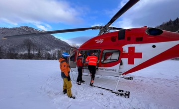 Nešťastným pádom si 15-ročný lyžiar na Pasekách poranil hlavu, na pomoc mu prišli i leteckí záchranári