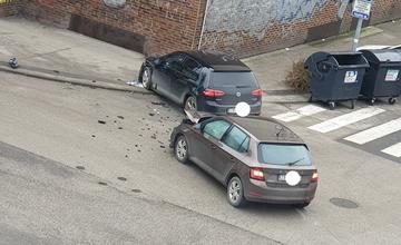 Na križovatke s ulicou Bratislavská sa zrazili dve osobné autá, unikli z nich prevádzkové kvapaliny