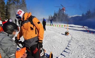 Na Martinkách sa pri páde vážne zranil lyžiar, odviezol ho žilinský záchranársky vrtuľník