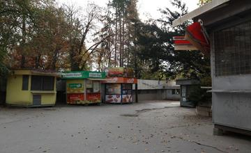 Súd rozhodol, že ošarpané stánky pri vchode do žilinskej nemocnice musia byť odstránené