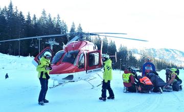 FOTO: Mladý lyžiar v Jasnej narazil na prekážku, utrpel zranenia vnútorných orgánov, hlavy aj hrudníka