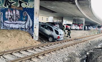 Zle zaparkované auto pod žilinskou Estakádou zišlo do nebezpečnej blízkosti železničnej trate