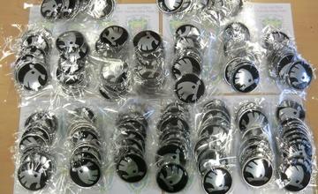 Žilinská finančná správa zaistila vyše 300 falošných emblémov na automobily, ktoré prišli z Číny