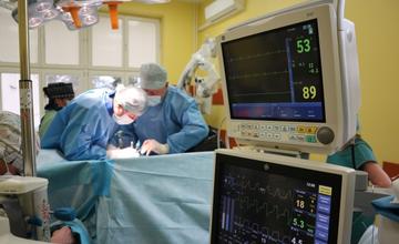 Žilinskí neurochirurgovia školili lekárov z Rumunska, ukazovali im postup pri výmene poškodenej platničky