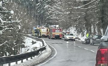 Pre nehodu troch áut na Orave dočasne uzatvárajú horský priechod Príslop