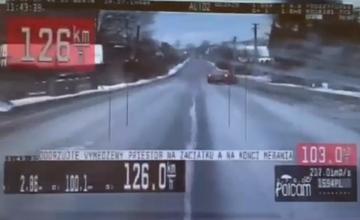 VIDEO: Len 17-ročný vodič z Oravy v obci predbiehal kolónu rýchlosťou 126 kilometrov za hodinu