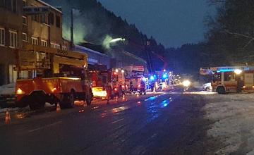 V Ružomberku horí fabrika na kontajnery, 19 hasičských vozidiel blokuje dopravu