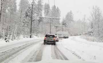 FOTO: Intenzívne sneženie komplikuje situáciu na žilinských cestách. Šmýka sa autám, ale aj kamiónom a vodičom MHD