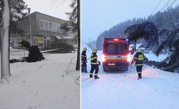 Polícia ani dnes neodporúča cestu autom, k sneženiu sa pridá víchrica a padajúce stromy