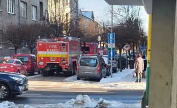 V širšom centre Žiliny zasahujú hasiči, na ulici Moyzesova vzniklo podozrenie na únik plynu