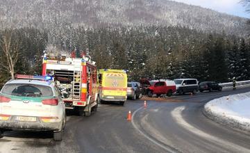V zákrute horského priechodu Príslop sa čelne zrazili dve vozidlá, pri nehode došlo k zraneniam