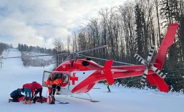 Záchranári po zrážke lyžiarov oživovali 8-ročného chlapca vo Veľkej Rači, ďalšie dieťa bolo zranené vo Vrátnej