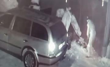 VIDEO: Dvojica zlodejov ukradla primrznuté kolesá spred autoservisu na Liptove, vrátili sa dvakrát