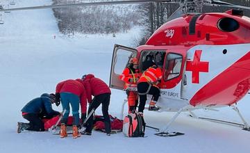Malý chlapec po zrážke lyžiarov vo Veľkej Rači zraneniam podľahol, polícia začala trestné stíhanie