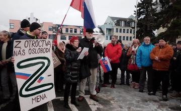 Včerajšieho pochodu v Martine sa zúčastnili desiatky ľudí, niektorí niesli ruské symboly