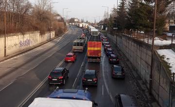 Doprava v Žiline a okolí kolabuje, dôvodom je oprava výtlkov na ceste pod Strečnom