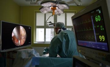 V žilinskej nemocnici realizovali prvú modernú chirurgickú liečbu na odstránenie bolesti chrbta