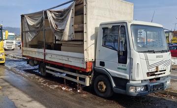 V Žiline odstránili pri OC Dubeň dva vraky nákladných áut, ľudia bez domova ich využívali na bývanie