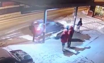 VIDEO: 18-ročný vodič z Kysúc takmer zrazil ľudí na autobusovej zastávke, z miesta nehody odišiel